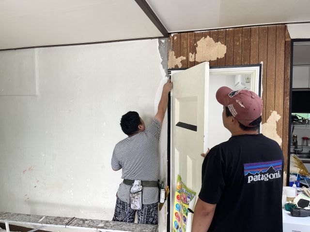 시공업체가 저소득 아동 가구를 찾아가 도배하는 모습. 경기도청 제공