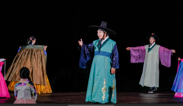 백영현 시장이 화적연 뮤지컬에서 겸재 정선의 스승인 시인 ‘삼연 김창흡’ 역으로 카메오 출연해 공연을 하고 있다. 포천시제공