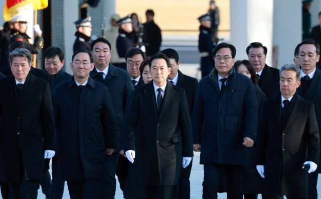 국민의힘 장동혁 대표와 송언석 원내대표가 새해 첫날인 1일 서울 동작구 국립서울현충원 현충탑으로 향하고 있다. 연합뉴스