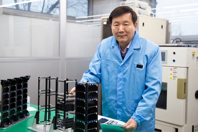 누리호 4차 발사에 탑재된 큐브위성 ‘PERSAT 01(퍼셋)’을 제작한 고양시 스타트업 ㈜쿼터니언의 송용규 대표(한국항공대학교 항공공학전공 교수)가 큐브위성에 대해 설명하고 있다. 고양특례시 제공