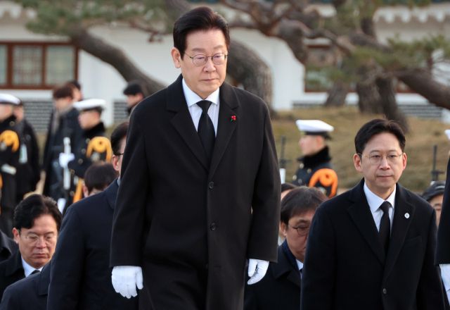 이재명 대통령이 새해 첫날인 1일 국립서울현충원에서 참배를 위해 이동하고 있다. 연합뉴스