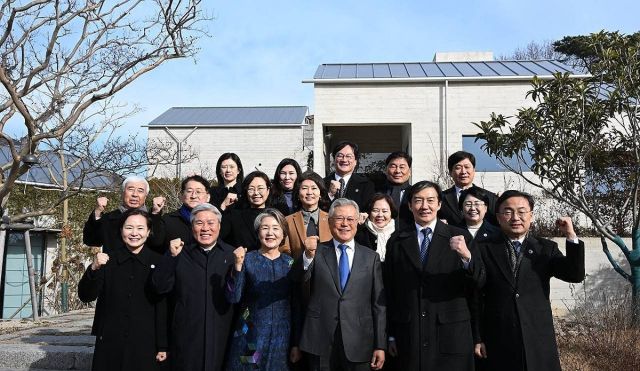 조국혁신당 조국 대표와 서왕진 원내대표가 새해 첫날인 1일 경남 양산 평산마을에서 문재인 전 대통령을 예방, 기념 촬영하고 있다. 연합뉴스