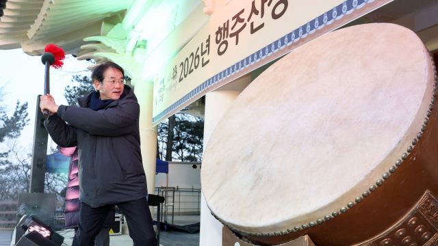 1일 열린 ‘2026 행주산성 해맞이 행사’에서 이동환 고양특례시장이 소원성취를 기원하는 북 타고를 하고 있다. 고양특례시 제공