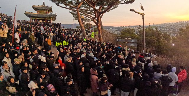 1일 오전 수원특례시 팔달산 서장대에서 시민들이 떠오르는 해를 바라보며 한 해의 건강과 평안을 기원하고 있다.조주현기자