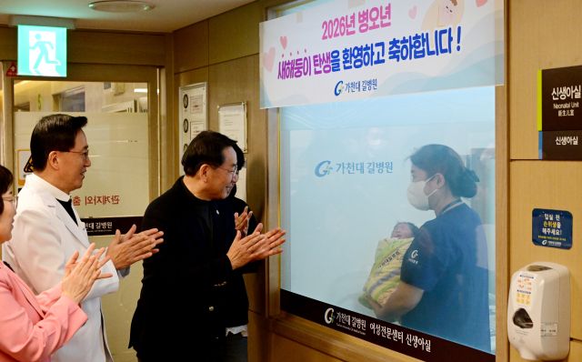 유정복 시장이 1일 인천 남동구 가천대 길병원을 찾아 ‘새해둥이’와 가족들에게 축하의 말을 전하고 있다. 인천시 제공