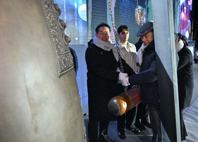 유정복 인천시장이 지난달 31일 인천 남동구 문화예술회관 광장에서 시민들과 함께 새해 맞이를 축하하는 종을 치고 있다. 시 제공