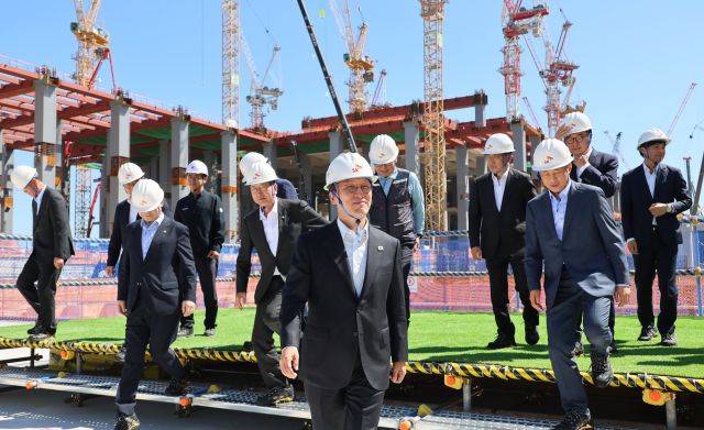 김민석 국무총리가 지난해 경기도 용인시 처인구 용인 반도체 클러스터 공사 현장을 방문, 기념 촬영 후 이동하고 있다. 연합뉴스