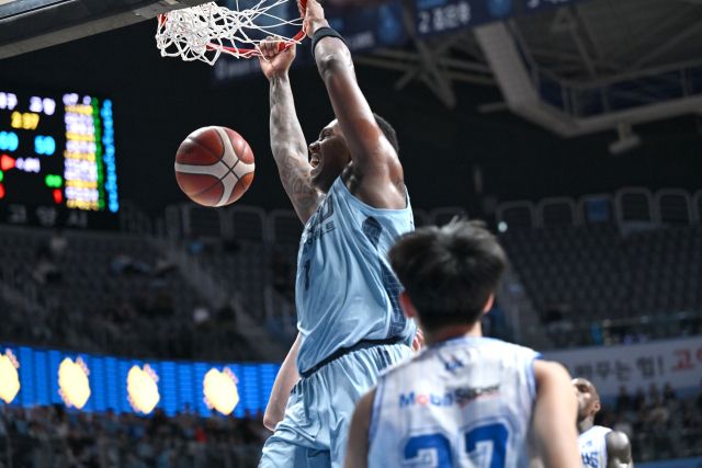 고양 소노의 네이던 나이트가 1일 고양 소노 아레나에서 열린 ‘2025-2026 LG전자 프로농구’ 3라운드 대구 한국가스공사전에서 덩크슛을 시도하고 있다. KBL 제공