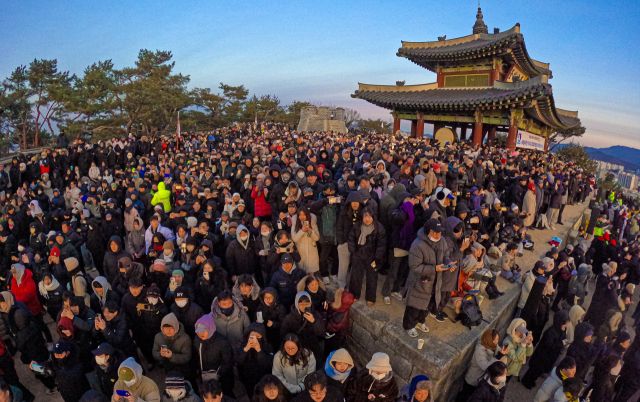 1일 오전 수원특례시 팔달산 서장대에서 시민들이 떠오르는 해를 바라보며 한 해의 건강과 평안을 기원하고 있다.조주현기자
