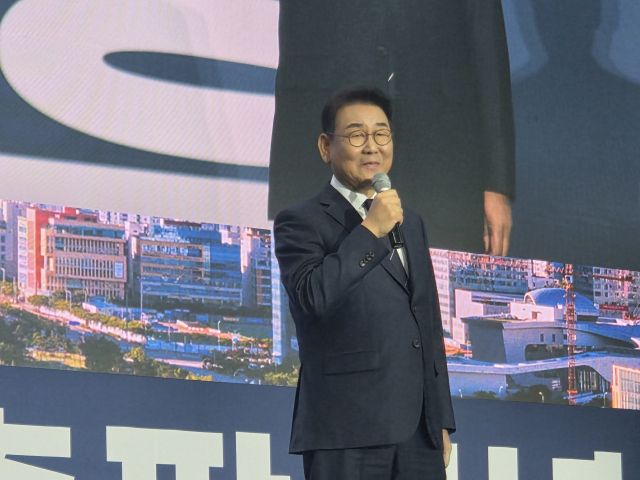 김교흥 국회의원(인천 서구갑)이 10일 인천 선학체육관에서 ‘김교흥의 길’ 출판기념회에서 인천의 도시 비전에 대해 설명하고 있다. 박귀빈기자