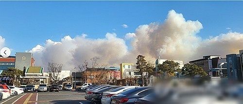10일 오후 3시 14분께 경북 의성군 의성읍 비봉리 산에서 불이 나서 연기가 읍내로 확산하고 있다. 연합뉴스