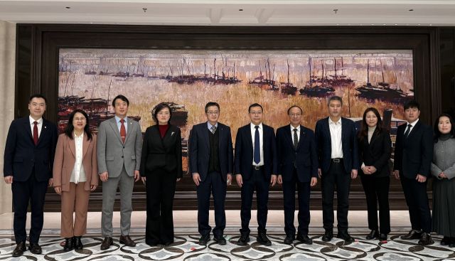 부천시 대표단은 5일 하얼빈 양수펑 부시장과 오찬 간담회 후 기념사진을 촬영했다.부천시 제공.