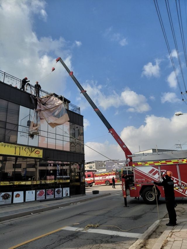 고양 일산의 한 상가에서 구조물을 제거 중인 현장 모습. 경기도소방재난본부 제공
