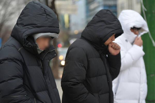 추위 속 시민들. 경기일보DB
