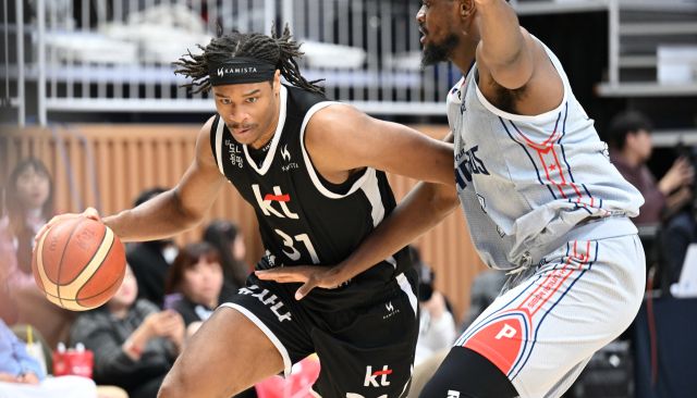 KT소닉붐의 아이재아 힉스가 11일 수원 KT 소닉붐 아레나에서 열린 2025-2026 LG전자 프로농구 정규리그 홈경기 현대모비스전서 돌파를 시도하고 있다. KBL 제공