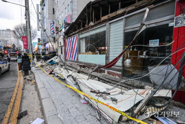 10일 의정부 시내 한 상가 간판이 강풍에 의해 떨어지며 행인을 덮치는 사고가 발생했다. 윤원규 기자