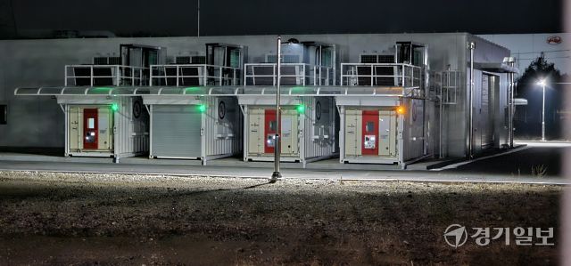 GH가 최근 평택 오성산단에 신축한 유엘솔루션 한국첨단센터가 완료신고 없이 가동하는 것에 대해 과태료 요청 등 행정조치에 나서기로 했다. 사진은 늦은밤 유엘솔루션 한국첨단센터가 공장을 가동하고 있는 모습. 윤동현기자