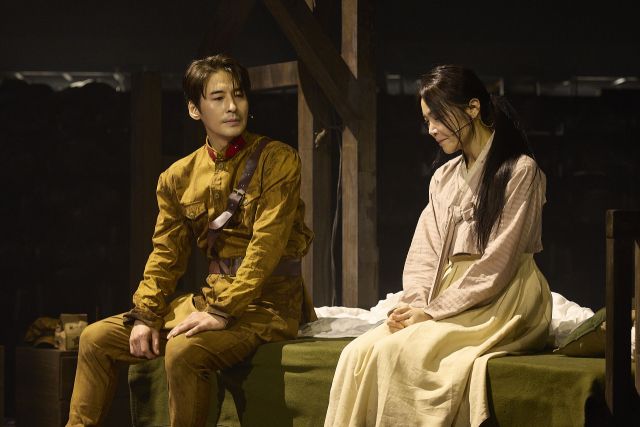 뮤지컬 ‘여명의 눈동자’ 무대 장면. 학도병 ‘대치’와 위안부 ‘여옥’은 아픔을 공유하며 사랑을 키워 나간다. ㈜넥스트스케치 제공