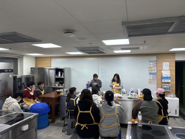 안산대학교 식품영양학과가 ‘아동요리지도사 자격증 과정 특강’ 운영을 통해 지난해 12월22일 실시된 자격시험에 응시한 10명 전원이 합격하는 성과를 거뒀다. 안산대 제공