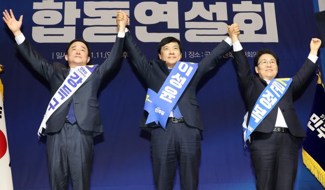 11일 서울 여의도 국회 의원회관에서 열린 더불어민주당 최고위원 보궐선거 후보자 합동연설회에서 최고위원에 당선된 후보들이 기념 촬영하고 있다. 강득구(왼쪽부터), 이성윤, 문정복 신임 최고위원. 연합뉴스