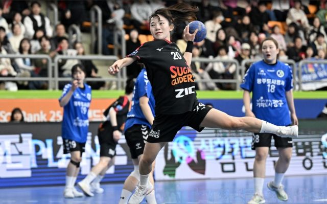 광명 SK슈가글라이더즈의 김하경이 10일 광명시민체육관에서 열린 ‘신한 SOL Bank 2025-26 핸드볼 H리그’ 광주도시공사와 여자부 개막전에서 최우수선수로 선정됐다. 한국핸드볼연맹 제공