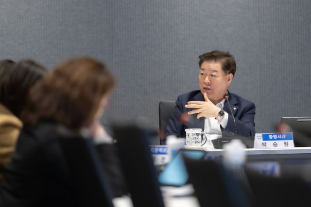 최근 광명시청 컨퍼런스룸에서 열린 ‘고시원 등 숙박시설 거주가구 지원을 위한 정책 간담회’에서 박승원 시장이 발언하고 있다. 광명시 제공
