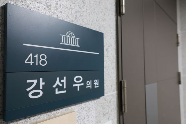 2일 국회의원회관 내 무소속 강선우 의원실. 전날 더불어민주당은 2022년 지방선거 공천 헌금 수수 의혹으로 탈당을 결정한 강 의원을 제명했다. 연합뉴스