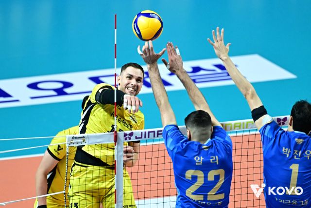 의정부 KB손해보험의 비예나가 11일 서울 장충체육관에서 열린 진에어 2025-26 V리그 4라운드 우리카드와 원정 경기서 스파이크를 시도하고 있다. KOVO 제공