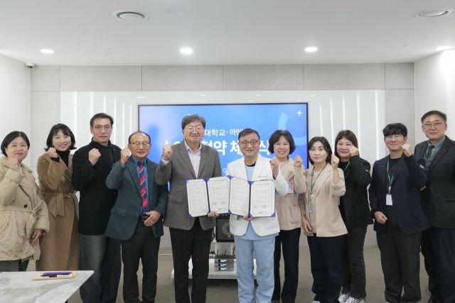 이남식 재능대학교 총장(왼쪽 다섯번째)과 구자남 아인병원 대표원장(왼쪽 여섯번째) 등 양 기관 관계자들이 업무협약 후 기념촬영을 하고 있다. 재능대학교 제공