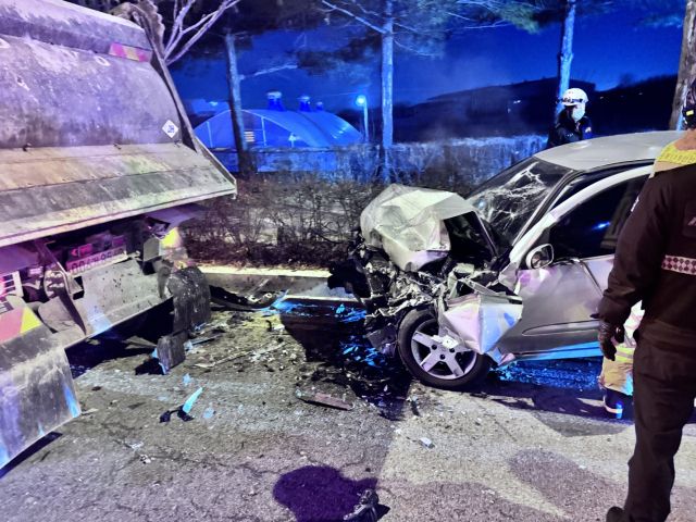 부천 오정구 고강동 고강지하차도 원종IC 인천방향 인근 도로에서 승용차가 불법 주차 중이던 15t 덤프트럭을 추돌하는 사고 현장. 독자 제공.