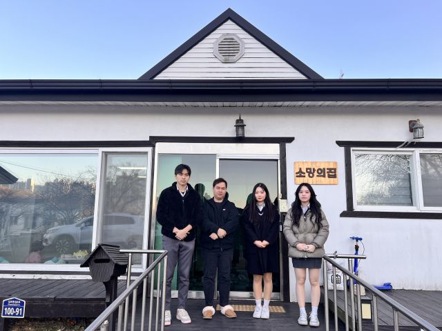 장기고 학생자치회가 교복 물려주기 행사에서 거둔 수익금을 소방의집에 기부한 뒤 기념촬영을 하고 있다. 장기고 제공