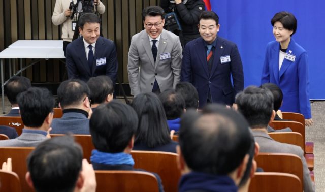 더불어민주당 원내대표 보궐선거에 출마한 후보들이 11일 서울 여의도 국회에서 열린 제2기 원내대표 선출을 위한 의원총회에서 인사하고 있다. 왼쪽부터 한병도·진성준·박정·백혜련 후보. 연합느슈