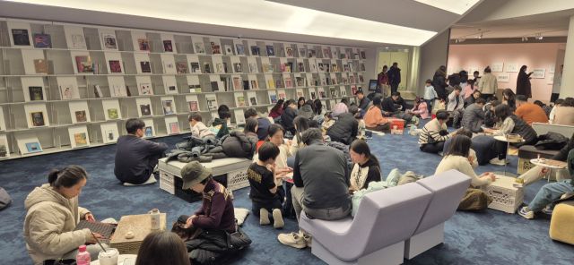 경기도서관이 개관 두 달여 만에 누적 방문객 27만여명을 기록했다. 사진은 경기도서관을 방문한 도민들이 도서관을 이용하고 있는 모습. 경기도 제공