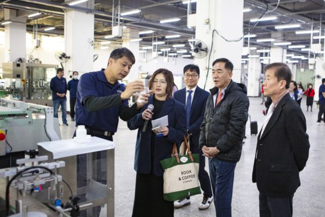 최근 평택시가 대만 타이중시에서 열린 산업 교류식에서 CVC Technology 기업의 의약품 설비 기술 등을 견학하고 있다. 평택시 제공