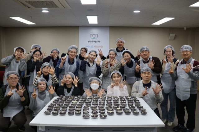 안양시 인재육성재단 임직원들이 창립 15주년을 맞아 기념행사 대신 직접 만든 초코파이를 취약계층에 전달했다. 안양시 제공