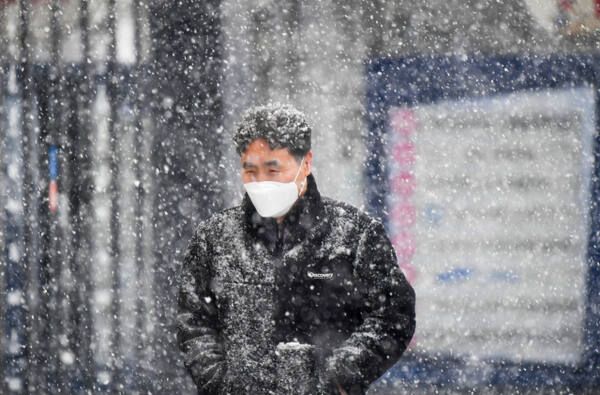 폭설 내릴 때 걷고 있는 시민. 경기일보 DB