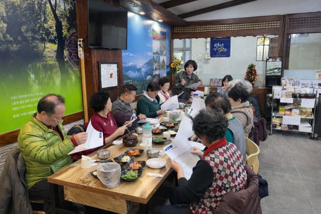 안산시 선부1동 행정복지센터는 지난 9일 관내 11개 경로당 회장단과 오찬 간담회를 가졌다. 안산시 제공