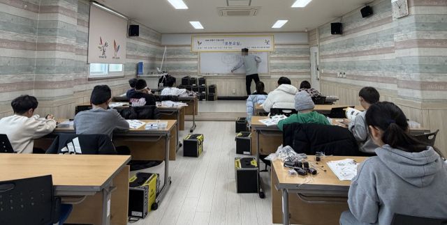 부평구가 어울림센터에서 사례관리 아동들을 대상으로 로봇교실 수업을 하고 있다. 부평구 제공