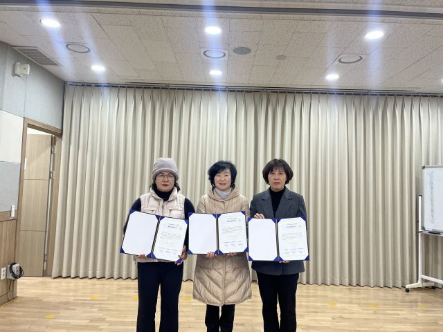 지난 8일 박창숙 선부1동 통장협의회장이 한도병원 및 한도병원장례식장 관계자들과 업무협약을 체결하고 기념촬영을 하고 있다. 안산시 제공