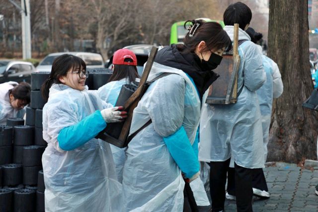 인하대병원 교직원과 그 가족들이 연탄봉사 활동을 하고 있다. 인하대병원 제공