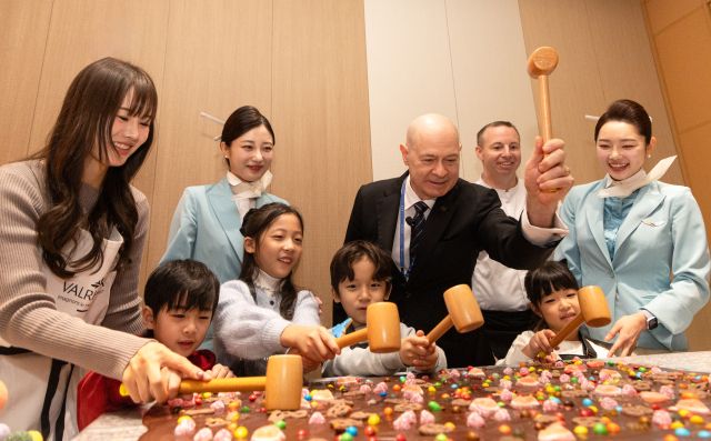 인천공항 대한항공 프레스티지 동편 좌측 라운지 쿠킹 스튜디오(L’atelier)에서 바크 초콜릿 만들기 프로그램을 하고 있다. 대한항공 제공