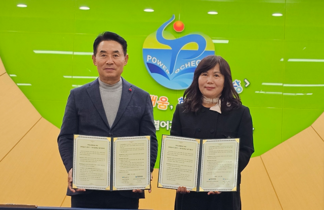 백영현 포천시장과 소성숙 포천교육지원청 교육장이 지역교육협력 업무협약과 2026년 세부 사업 추진을 위한 ‘포천시–포천 미래온 공유학교’ 부속합의서를 체결한 뒤 기념촬영을 하고 있다. 손지영기자