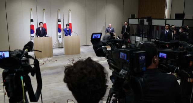 이재명 대통령과 다카이치 사나에 일본 총리가 13일 일본 나라현 정상회담장에서 공동언론발표를 하고 있다. 연합뉴스