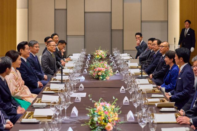 이재명 대통령과 김혜경 여사가 13일 일본 나라현의 한 호텔에서 열린 한일 정상 만찬에서 다카이치 사나에 일본 총리의 발언을 듣고 있다. 연합뉴스