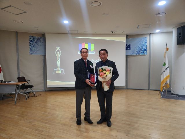 이후광 양주축협 조합장이 경기문화유산바로알기운동본부 감사패를 받고 있다. 양주축협 제공