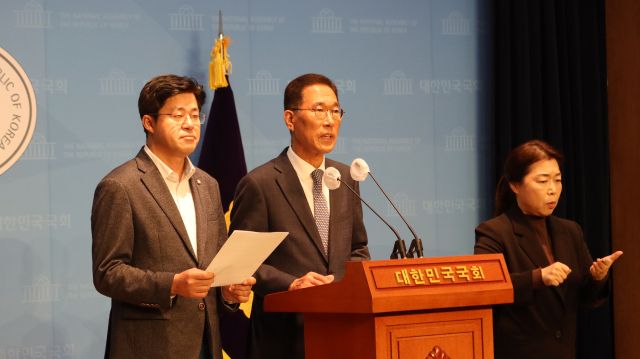 더불어민주당 김포갑·을 김주영·박상혁 국회의원이 13일 국회에서 수도권 전철 5호선 김포연장 노선의 예타 통과를 촉구하는 성명서를 발표했다. 사진은 2023년 11월 수도권 전철 5호선 예타면제를 촉구하는 기자회견 모습. 김주영·박상혁 국회의원 제공