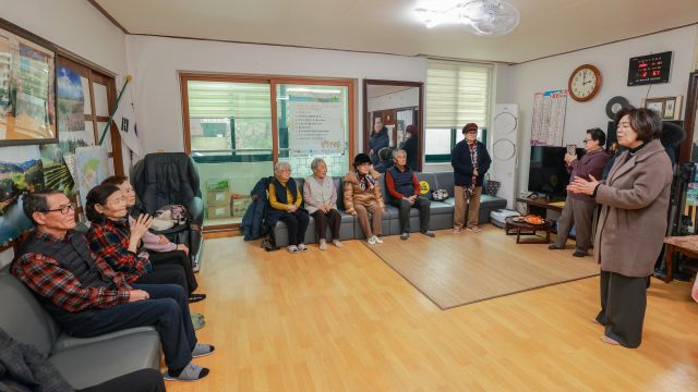 과천시가 12일 관내 선바위 경로당에 순회 방문했다. 과천시 제공