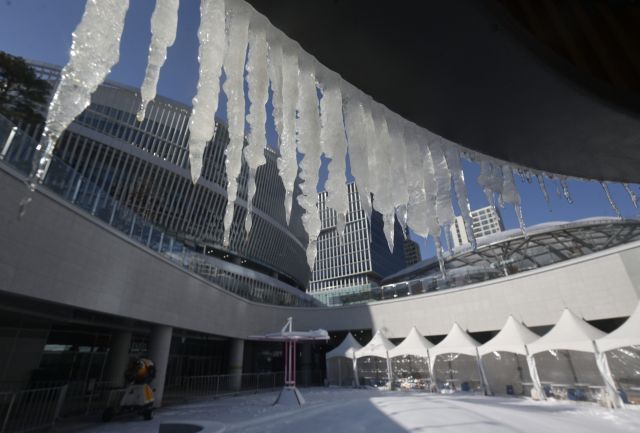 경기도청에도 고드름이 주렁주렁 [포토뉴스]