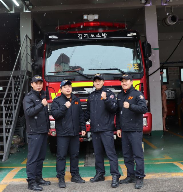 9일 상록구 화재 현장에 출동했던 안산소방서 대원들. 안산소방서 제공