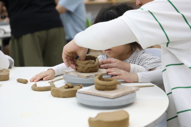 지난해 열린 경기도자박물관 협력 프로그램 ‘오감으로 빚은 찻잔’에서 어린이 참여자가 체험 활동을 진행하고 있다. 경기도어린이박물관 제공